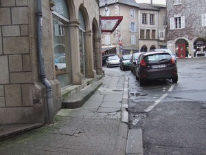 Des trottoirs de faible largeur et souvent dégradés