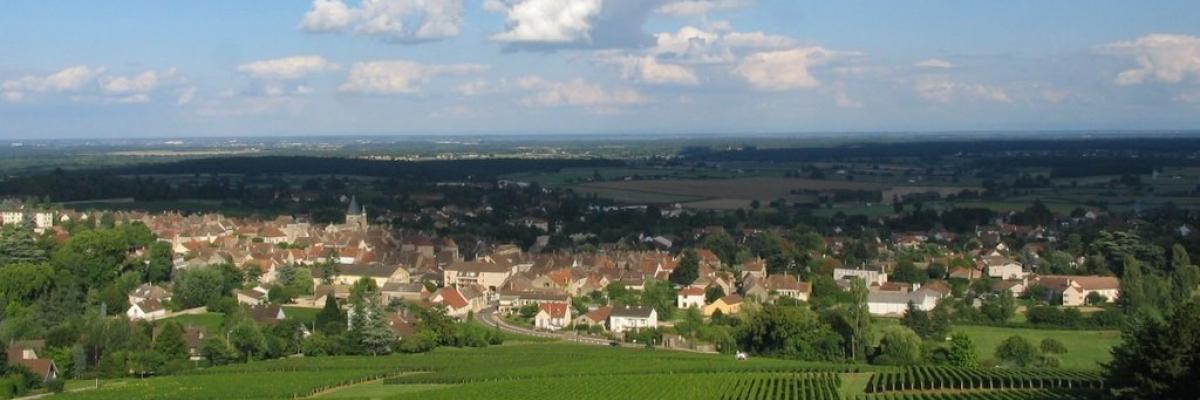 Buxy, 2 200 hab., Saône et Loire, sur l'axe Chagny-Cluny via Givry. Village et vignoble local depuis D977 ouest, ancienne route de Chalon à Montceau. | Nanzig, CC BY-SA 4.0, via Wikimedia Commons