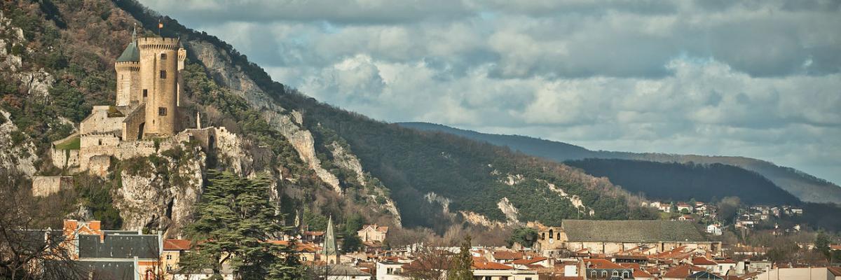 Foix (Ariège, France). Vue à partir de Montgauzy, au dessus de la ville. | BastienM, CC BY-SA 3.0, via Wikimedia Commons