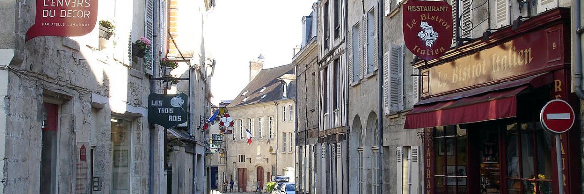 La rue Léon-Fautrat à Senlis, Oise, France. | Clicsouris, CC BY-SA 3.0, via Wikimedia Commons